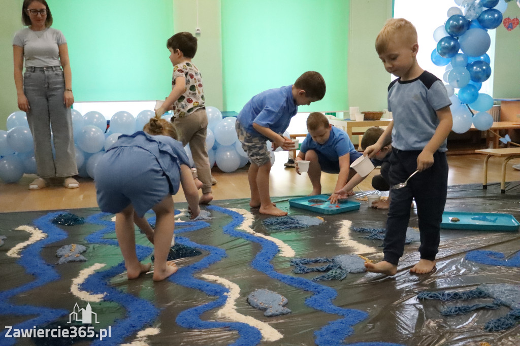 Fotorelacja: SENSOPLASTYKA NA NIEBIESKO w Przedszkolu Integracyjnym nr 3 w Zawierciu
