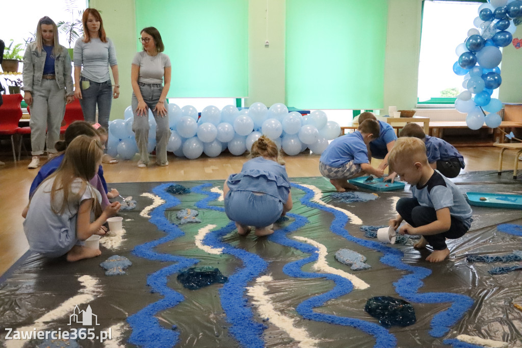 Fotorelacja: SENSOPLASTYKA NA NIEBIESKO w Przedszkolu Integracyjnym nr 3 w Zawierciu