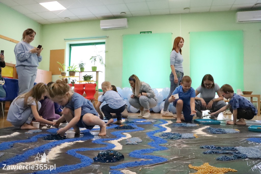Fotorelacja: SENSOPLASTYKA NA NIEBIESKO w Przedszkolu Integracyjnym nr 3 w Zawierciu