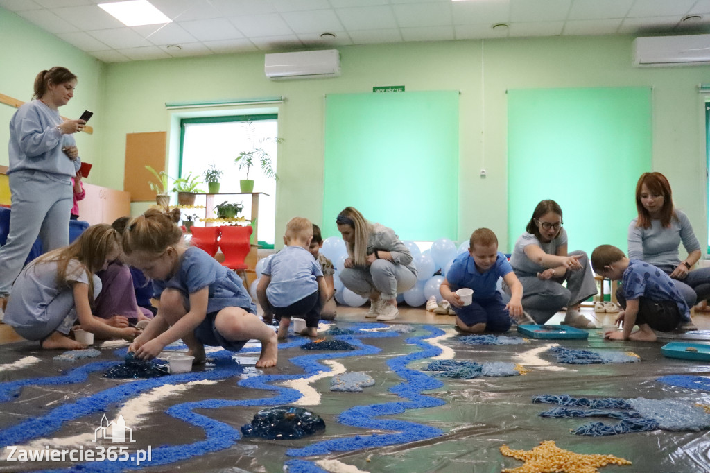 Fotorelacja: SENSOPLASTYKA NA NIEBIESKO w Przedszkolu Integracyjnym nr 3 w Zawierciu