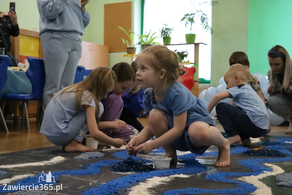 Fotorelacja: SENSOPLASTYKA NA NIEBIESKO w Przedszkolu Integracyjnym nr 3 w Zawierciu