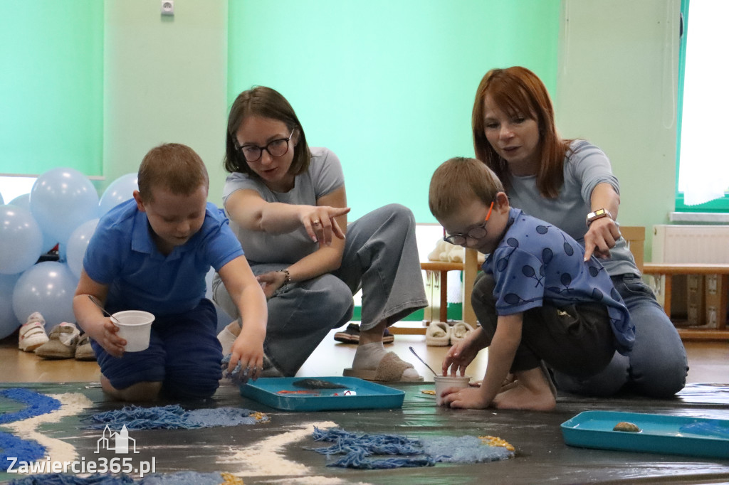 Fotorelacja: SENSOPLASTYKA NA NIEBIESKO w Przedszkolu Integracyjnym nr 3 w Zawierciu
