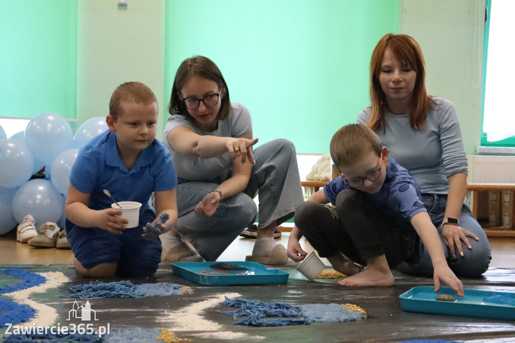 Fotorelacja: SENSOPLASTYKA NA NIEBIESKO w Przedszkolu Integracyjnym nr 3 w Zawierciu
