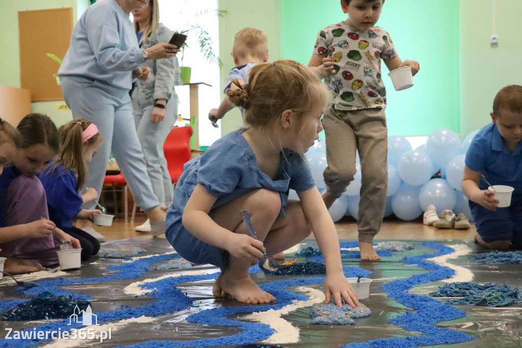 Fotorelacja: SENSOPLASTYKA NA NIEBIESKO w Przedszkolu Integracyjnym nr 3 w Zawierciu
