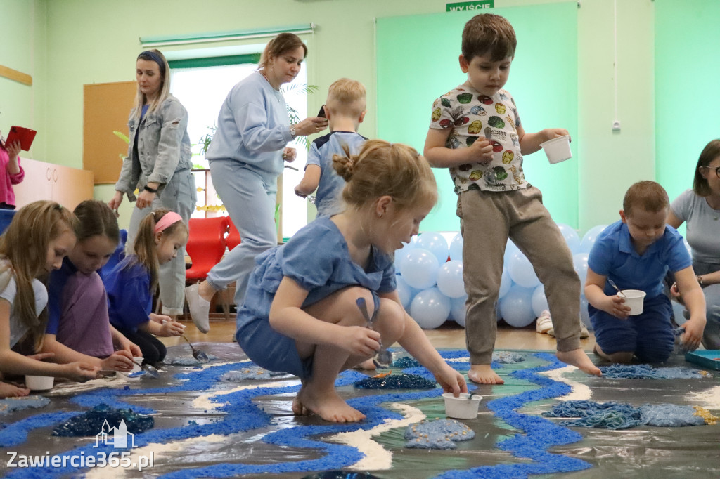 Fotorelacja: SENSOPLASTYKA NA NIEBIESKO w Przedszkolu Integracyjnym nr 3 w Zawierciu
