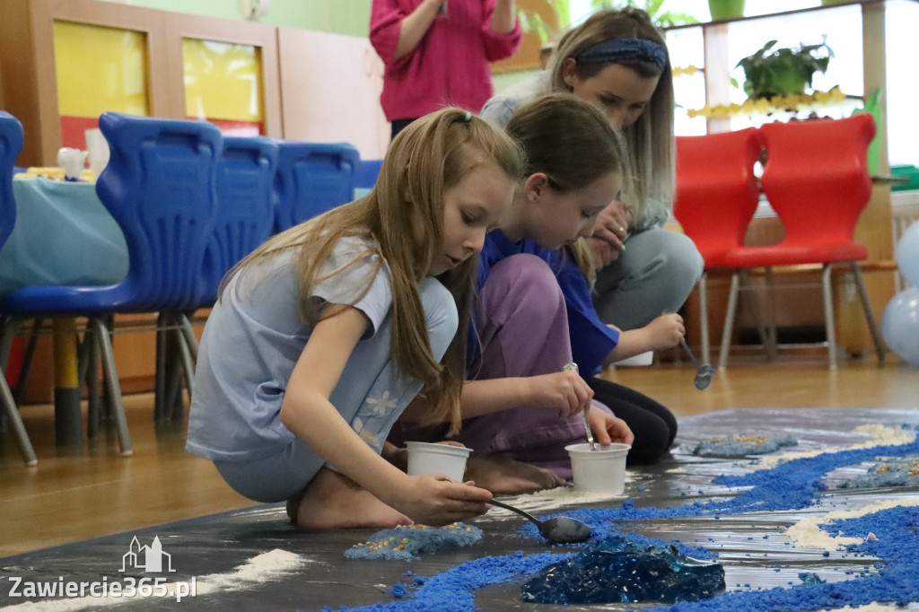 Fotorelacja: SENSOPLASTYKA NA NIEBIESKO w Przedszkolu Integracyjnym nr 3 w Zawierciu