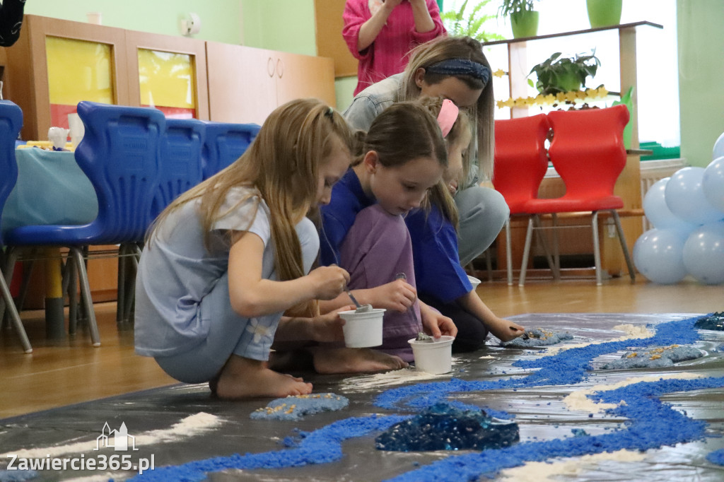 Fotorelacja: SENSOPLASTYKA NA NIEBIESKO w Przedszkolu Integracyjnym nr 3 w Zawierciu