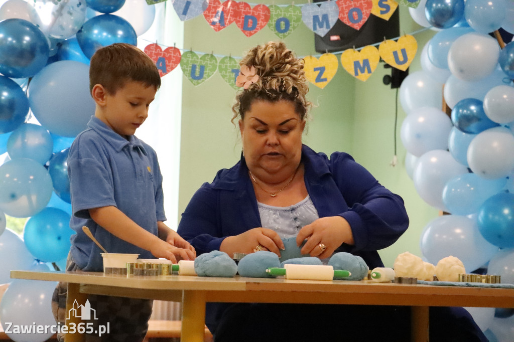 Fotorelacja: SENSOPLASTYKA NA NIEBIESKO w Przedszkolu Integracyjnym nr 3 w Zawierciu