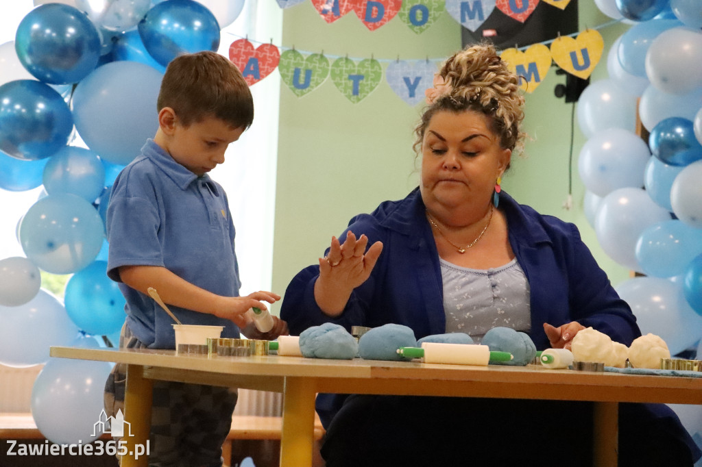 Fotorelacja: SENSOPLASTYKA NA NIEBIESKO w Przedszkolu Integracyjnym nr 3 w Zawierciu