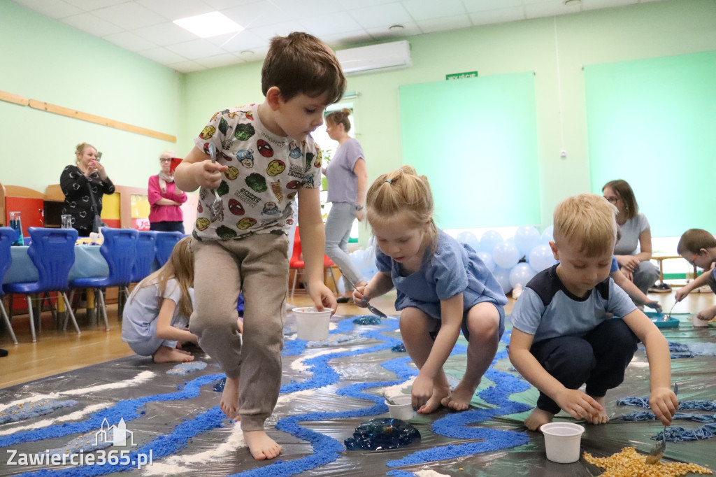 Fotorelacja: SENSOPLASTYKA NA NIEBIESKO w Przedszkolu Integracyjnym nr 3 w Zawierciu