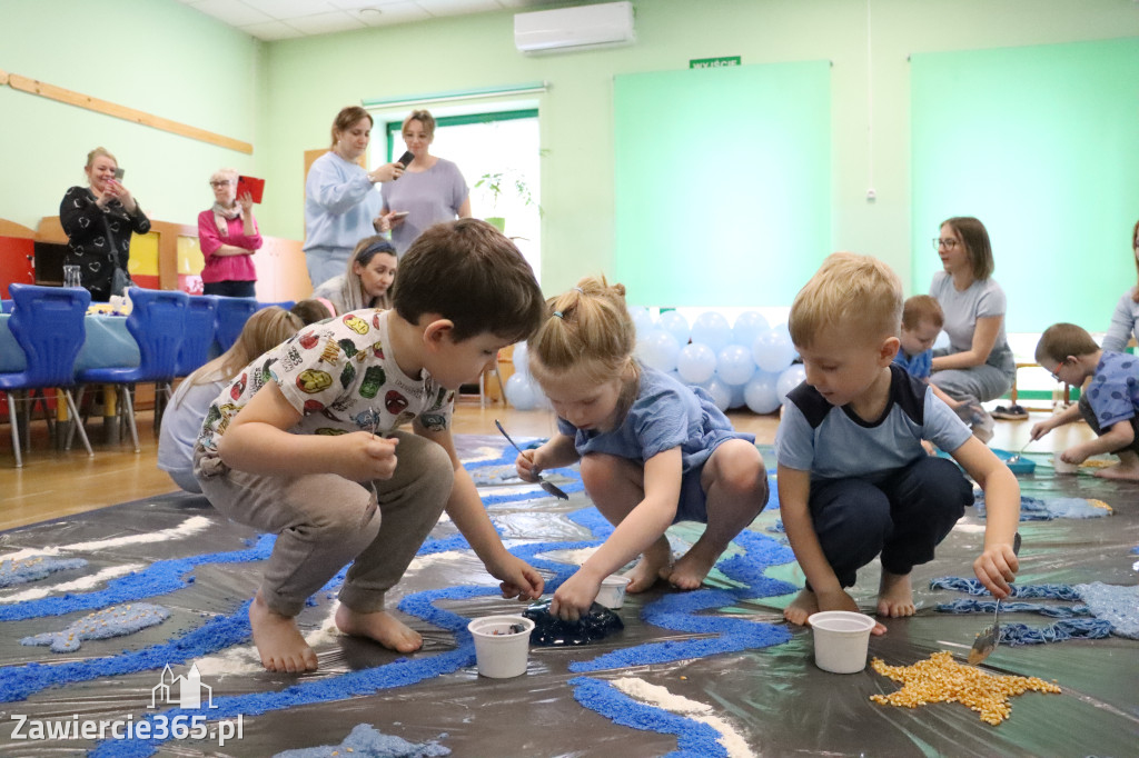 Fotorelacja: SENSOPLASTYKA NA NIEBIESKO w Przedszkolu Integracyjnym nr 3 w Zawierciu