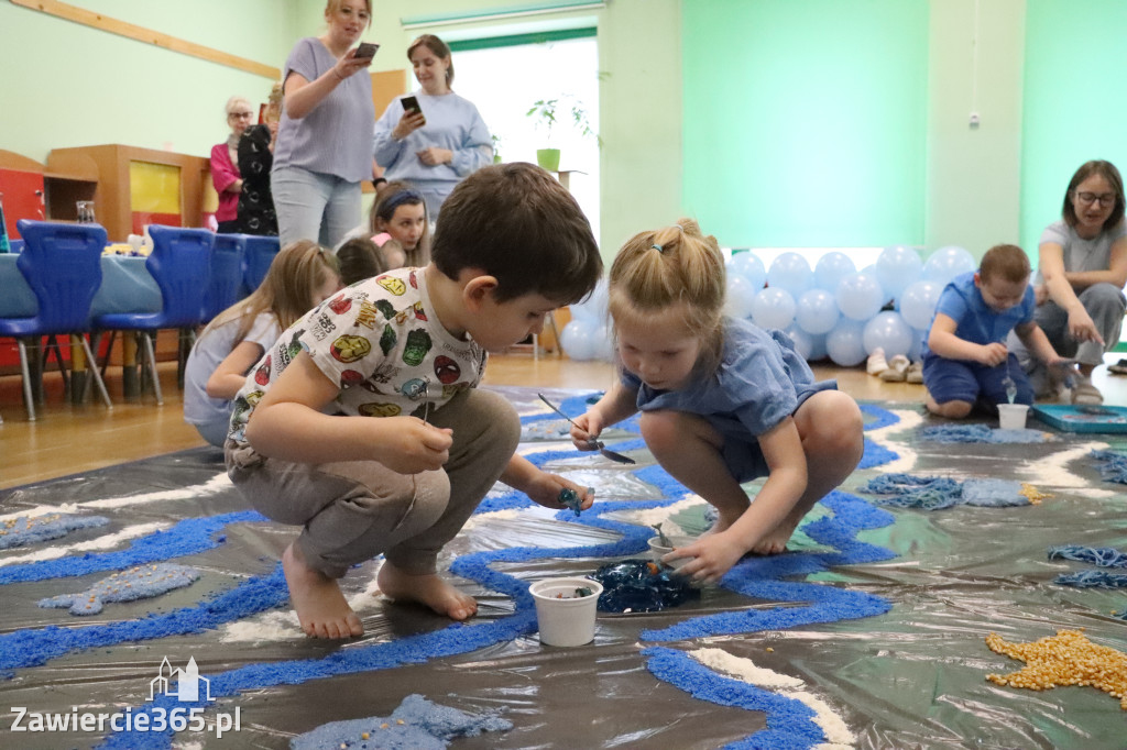 Fotorelacja: SENSOPLASTYKA NA NIEBIESKO w Przedszkolu Integracyjnym nr 3 w Zawierciu