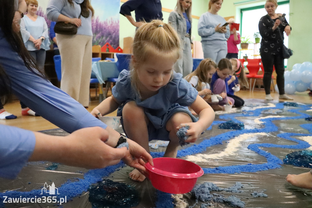 Fotorelacja: SENSOPLASTYKA NA NIEBIESKO w Przedszkolu Integracyjnym nr 3 w Zawierciu