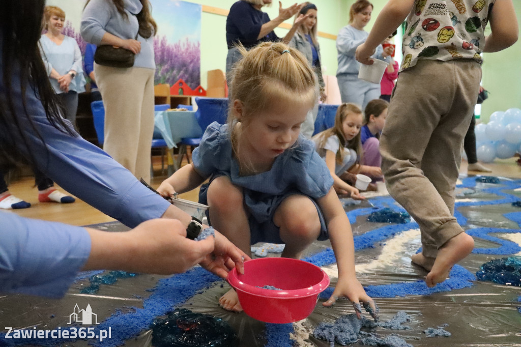 Fotorelacja: SENSOPLASTYKA NA NIEBIESKO w Przedszkolu Integracyjnym nr 3 w Zawierciu