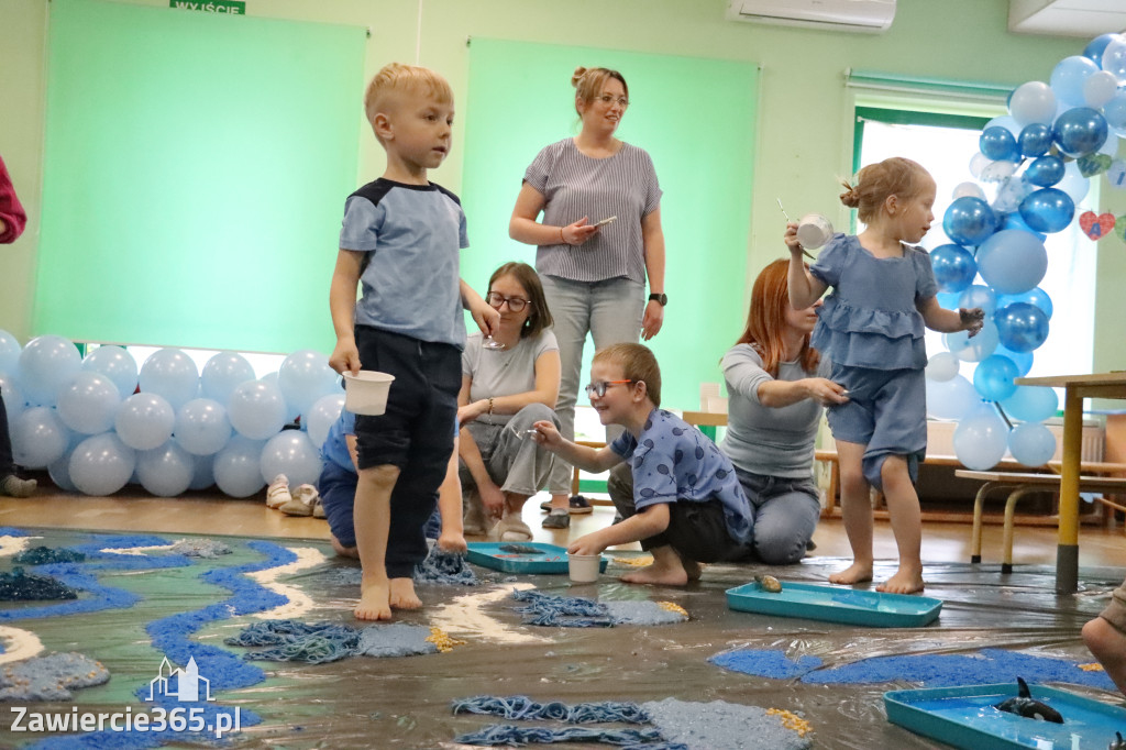 Fotorelacja: SENSOPLASTYKA NA NIEBIESKO w Przedszkolu Integracyjnym nr 3 w Zawierciu