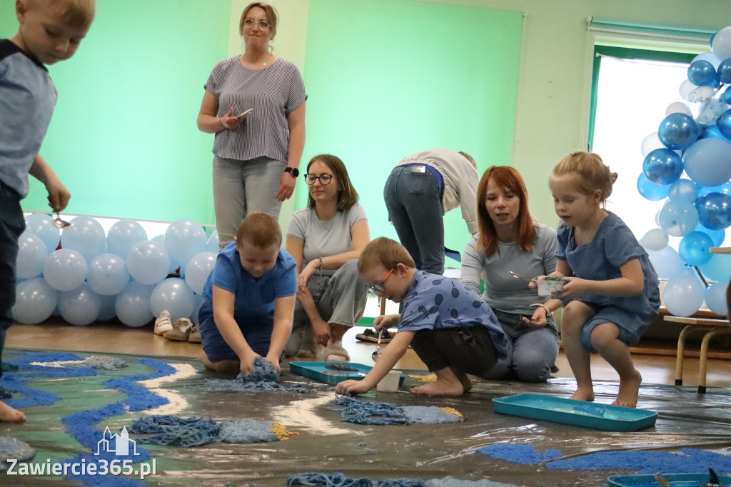 Fotorelacja: SENSOPLASTYKA NA NIEBIESKO w Przedszkolu Integracyjnym nr 3 w Zawierciu