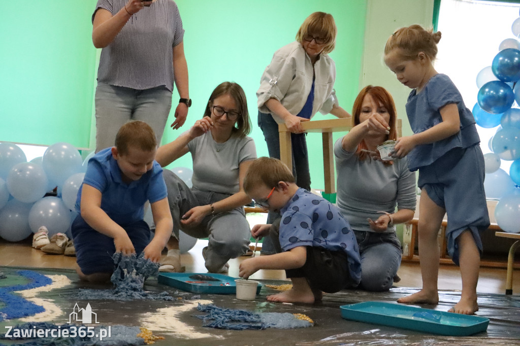 Fotorelacja: SENSOPLASTYKA NA NIEBIESKO w Przedszkolu Integracyjnym nr 3 w Zawierciu