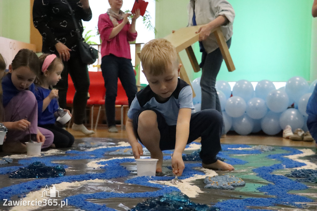 Fotorelacja: SENSOPLASTYKA NA NIEBIESKO w Przedszkolu Integracyjnym nr 3 w Zawierciu