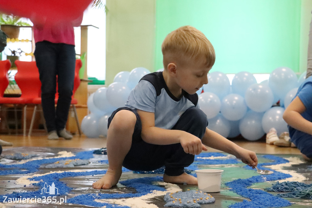 Fotorelacja: SENSOPLASTYKA NA NIEBIESKO w Przedszkolu Integracyjnym nr 3 w Zawierciu