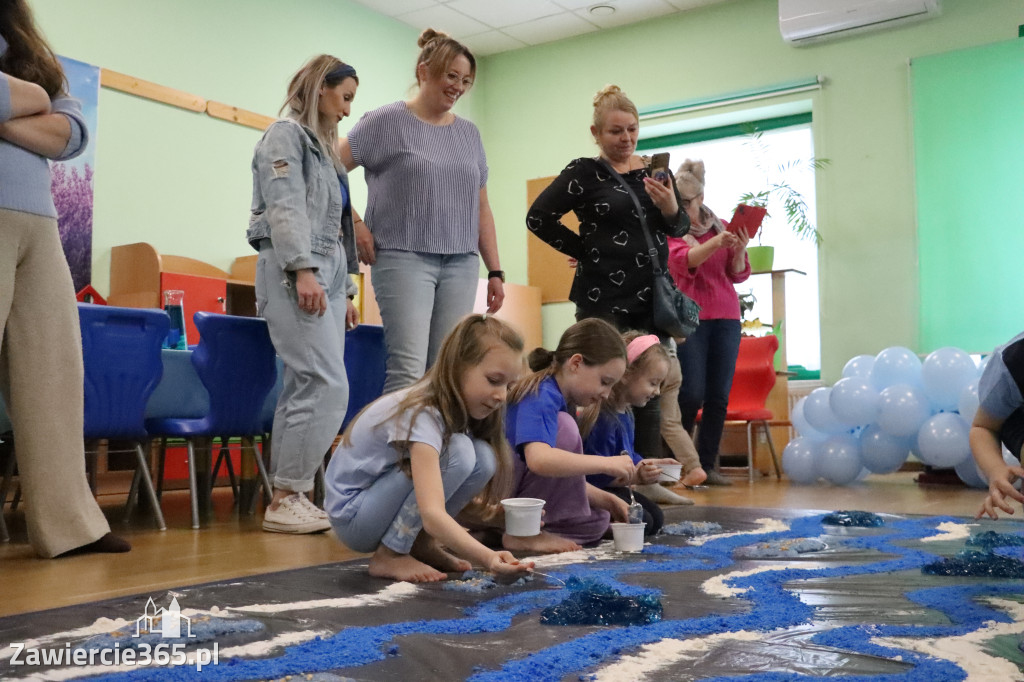 Fotorelacja: SENSOPLASTYKA NA NIEBIESKO w Przedszkolu Integracyjnym nr 3 w Zawierciu