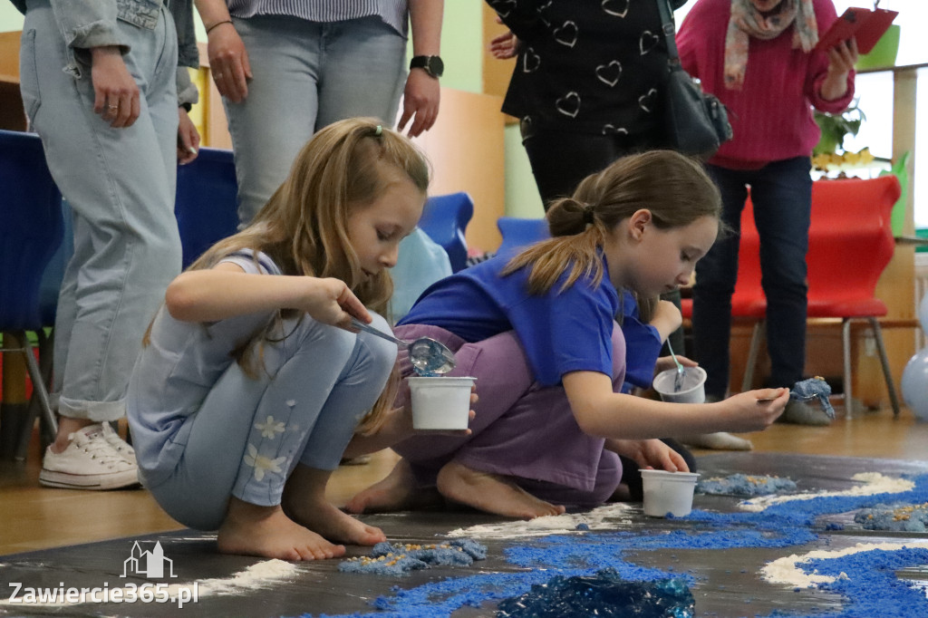 Fotorelacja: SENSOPLASTYKA NA NIEBIESKO w Przedszkolu Integracyjnym nr 3 w Zawierciu