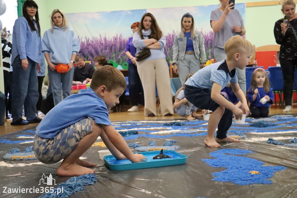 Fotorelacja: SENSOPLASTYKA NA NIEBIESKO w Przedszkolu Integracyjnym nr 3 w Zawierciu