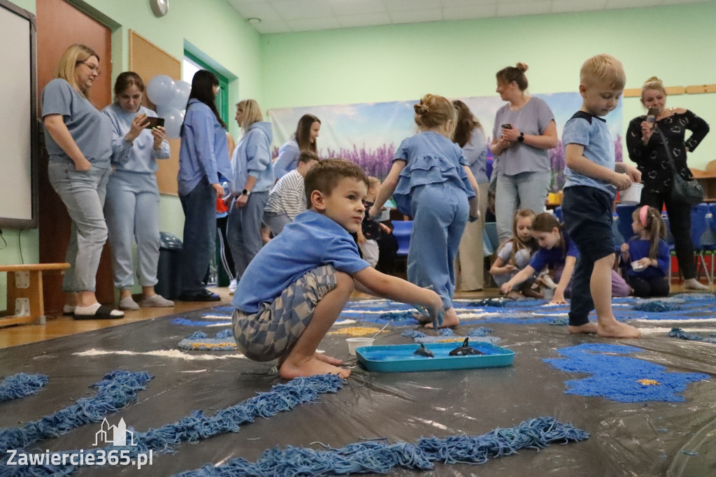Fotorelacja: SENSOPLASTYKA NA NIEBIESKO w Przedszkolu Integracyjnym nr 3 w Zawierciu