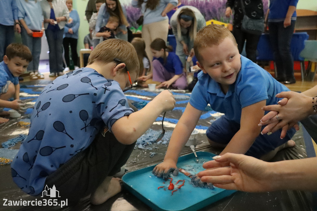 Fotorelacja: SENSOPLASTYKA NA NIEBIESKO w Przedszkolu Integracyjnym nr 3 w Zawierciu