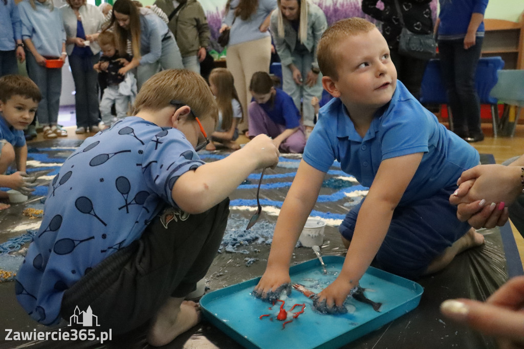 Fotorelacja: SENSOPLASTYKA NA NIEBIESKO w Przedszkolu Integracyjnym nr 3 w Zawierciu