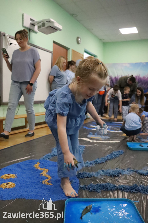 Fotorelacja: SENSOPLASTYKA NA NIEBIESKO w Przedszkolu Integracyjnym nr 3 w Zawierciu