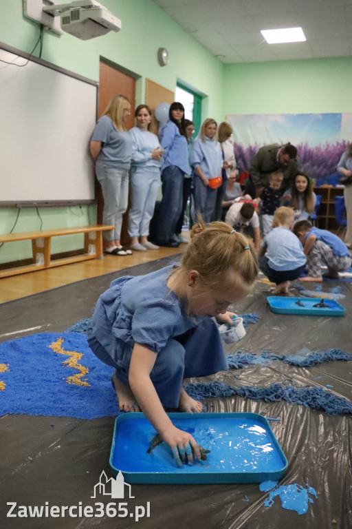Fotorelacja: SENSOPLASTYKA NA NIEBIESKO w Przedszkolu Integracyjnym nr 3 w Zawierciu