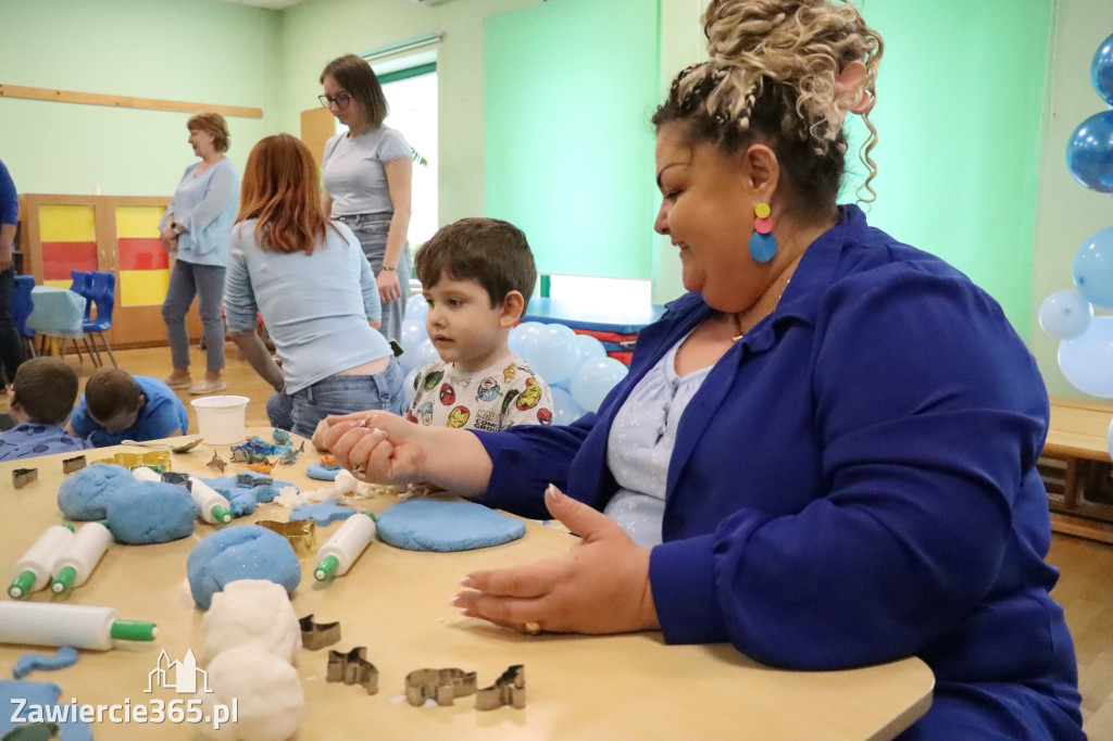 Fotorelacja: SENSOPLASTYKA NA NIEBIESKO w Przedszkolu Integracyjnym nr 3 w Zawierciu