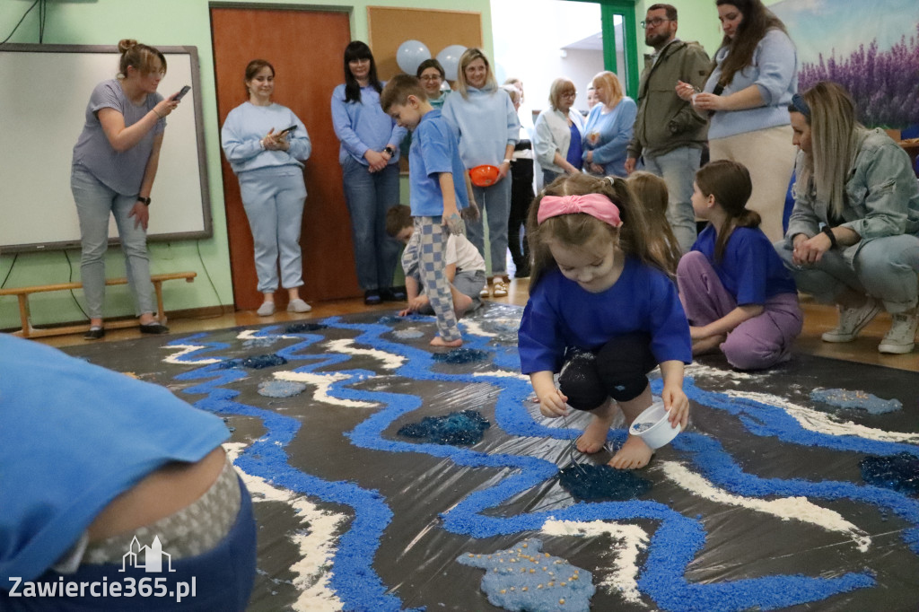 Fotorelacja: SENSOPLASTYKA NA NIEBIESKO w Przedszkolu Integracyjnym nr 3 w Zawierciu