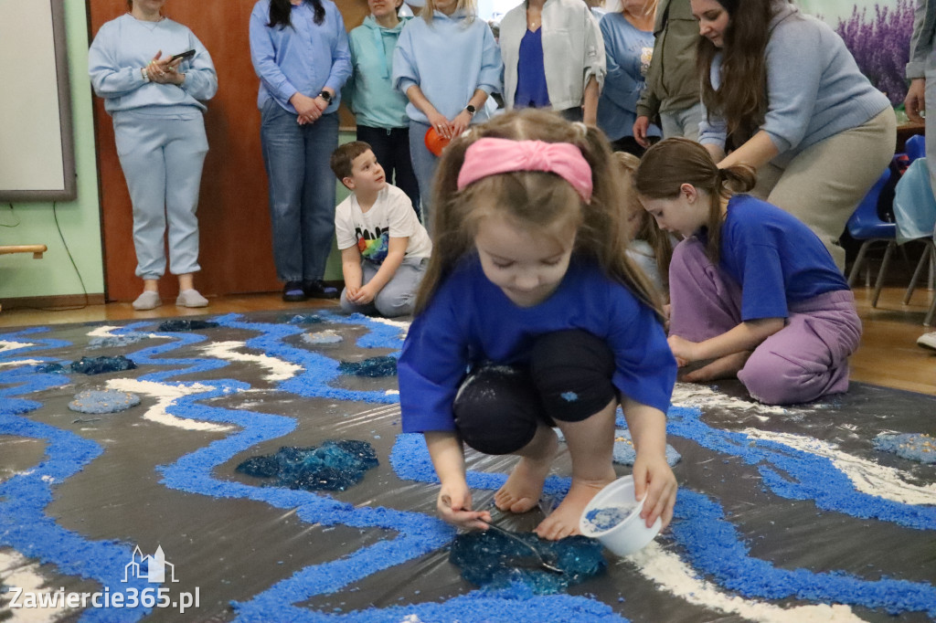 Fotorelacja: SENSOPLASTYKA NA NIEBIESKO w Przedszkolu Integracyjnym nr 3 w Zawierciu