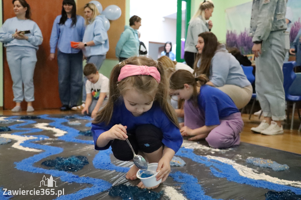 Fotorelacja: SENSOPLASTYKA NA NIEBIESKO w Przedszkolu Integracyjnym nr 3 w Zawierciu