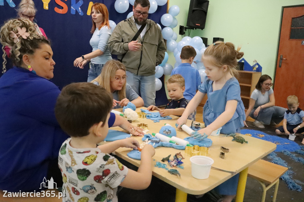 Fotorelacja: SENSOPLASTYKA NA NIEBIESKO w Przedszkolu Integracyjnym nr 3 w Zawierciu