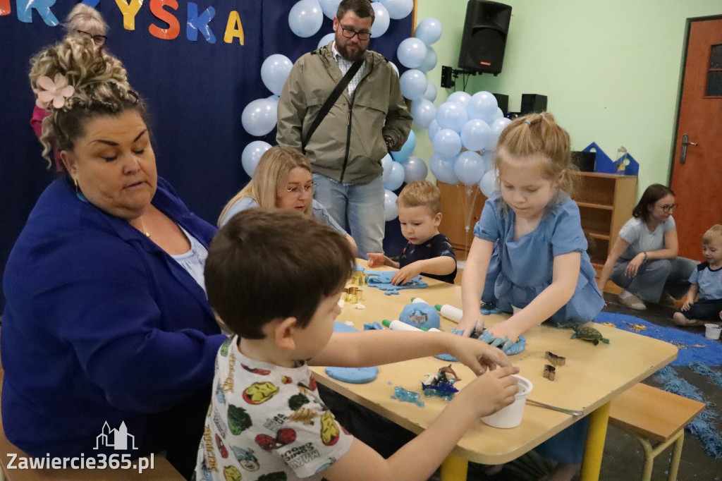 Fotorelacja: SENSOPLASTYKA NA NIEBIESKO w Przedszkolu Integracyjnym nr 3 w Zawierciu