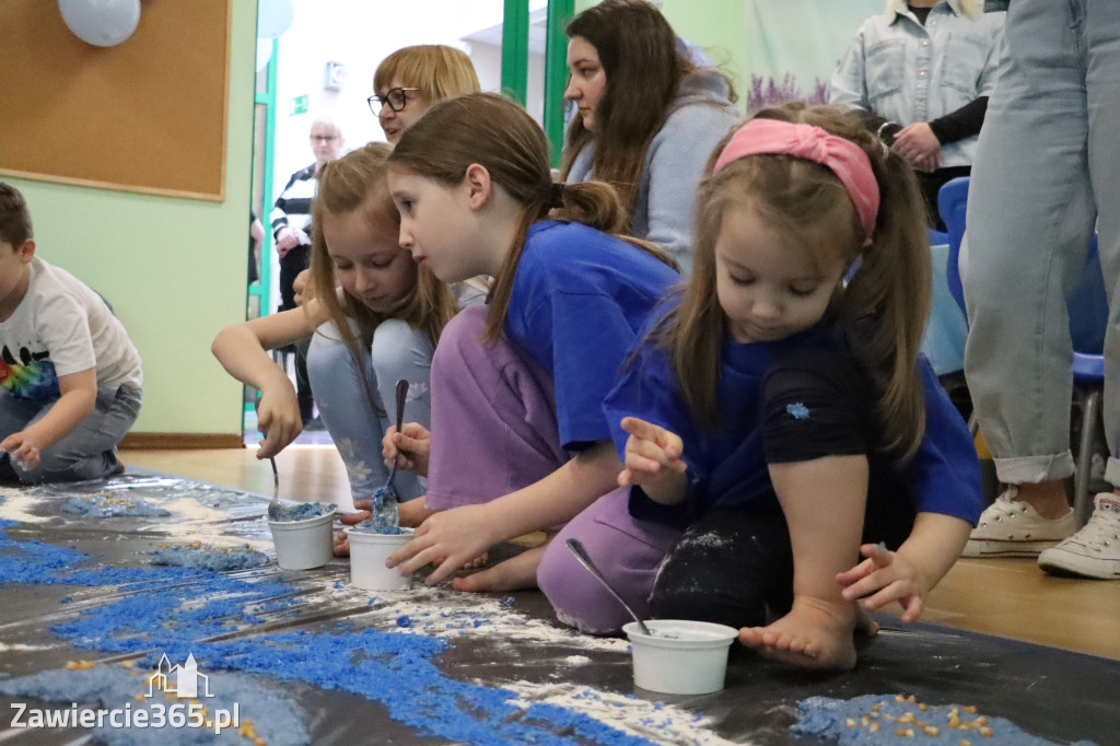 Fotorelacja: SENSOPLASTYKA NA NIEBIESKO w Przedszkolu Integracyjnym nr 3 w Zawierciu