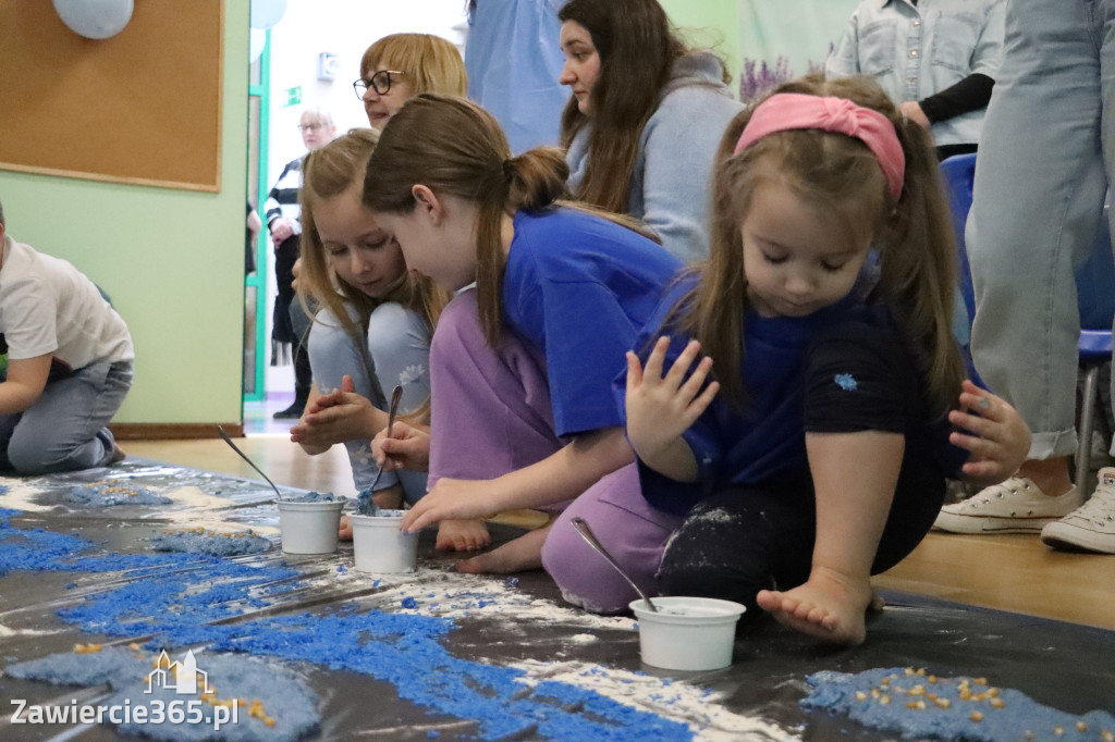 Fotorelacja: SENSOPLASTYKA NA NIEBIESKO w Przedszkolu Integracyjnym nr 3 w Zawierciu