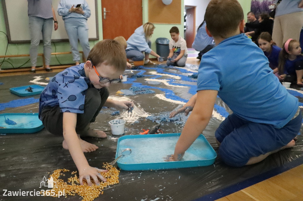 Fotorelacja: SENSOPLASTYKA NA NIEBIESKO w Przedszkolu Integracyjnym nr 3 w Zawierciu