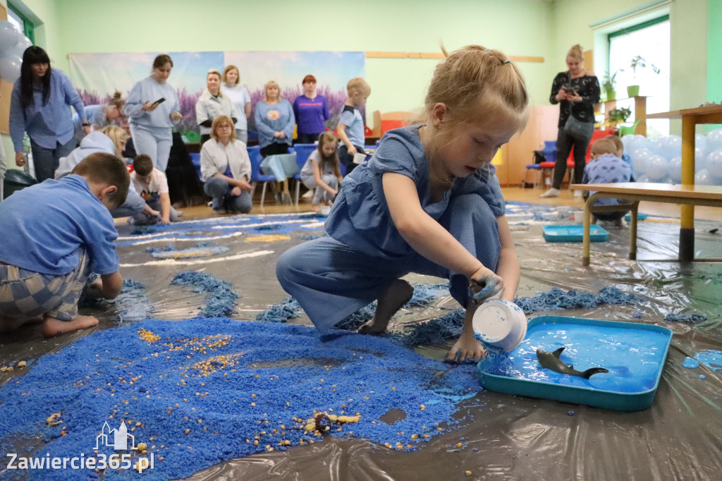 Fotorelacja: SENSOPLASTYKA NA NIEBIESKO w Przedszkolu Integracyjnym nr 3 w Zawierciu