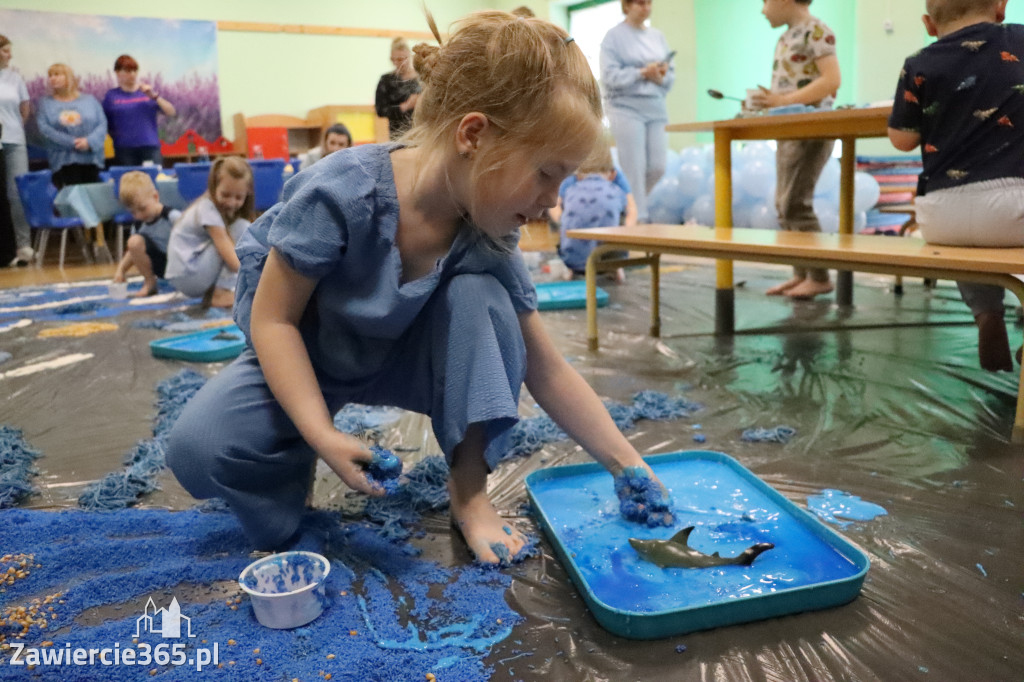 Fotorelacja: SENSOPLASTYKA NA NIEBIESKO w Przedszkolu Integracyjnym nr 3 w Zawierciu