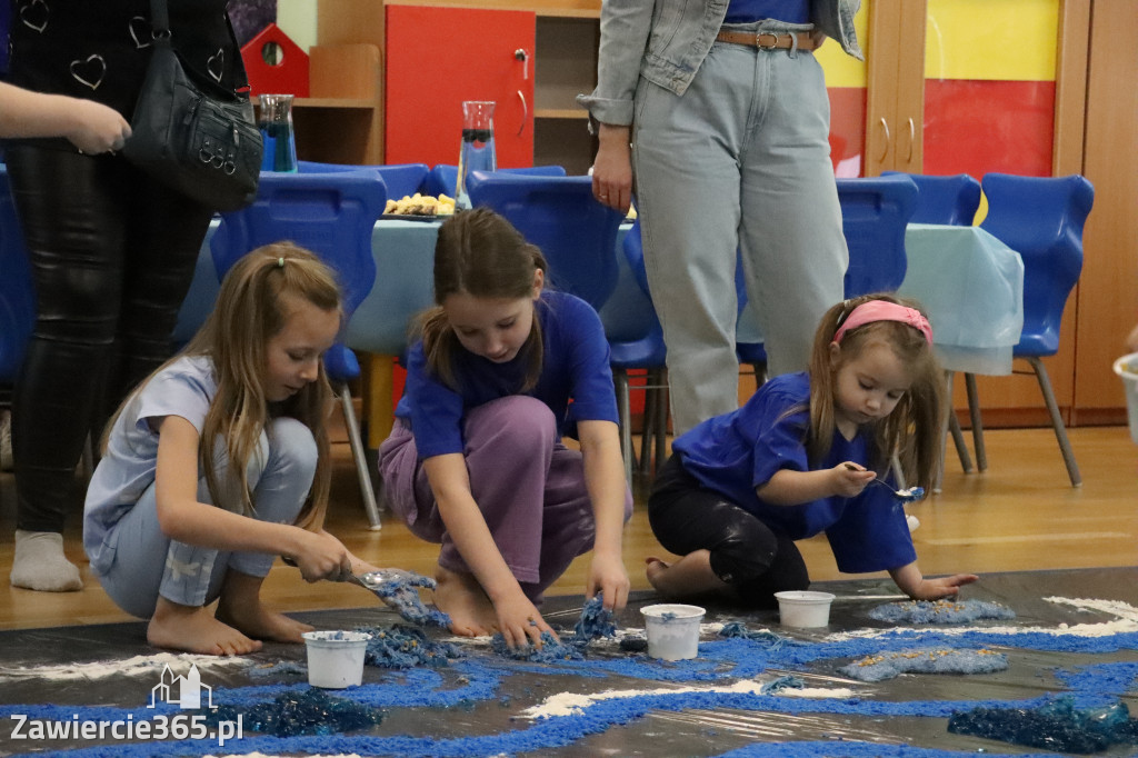 Fotorelacja: SENSOPLASTYKA NA NIEBIESKO w Przedszkolu Integracyjnym nr 3 w Zawierciu