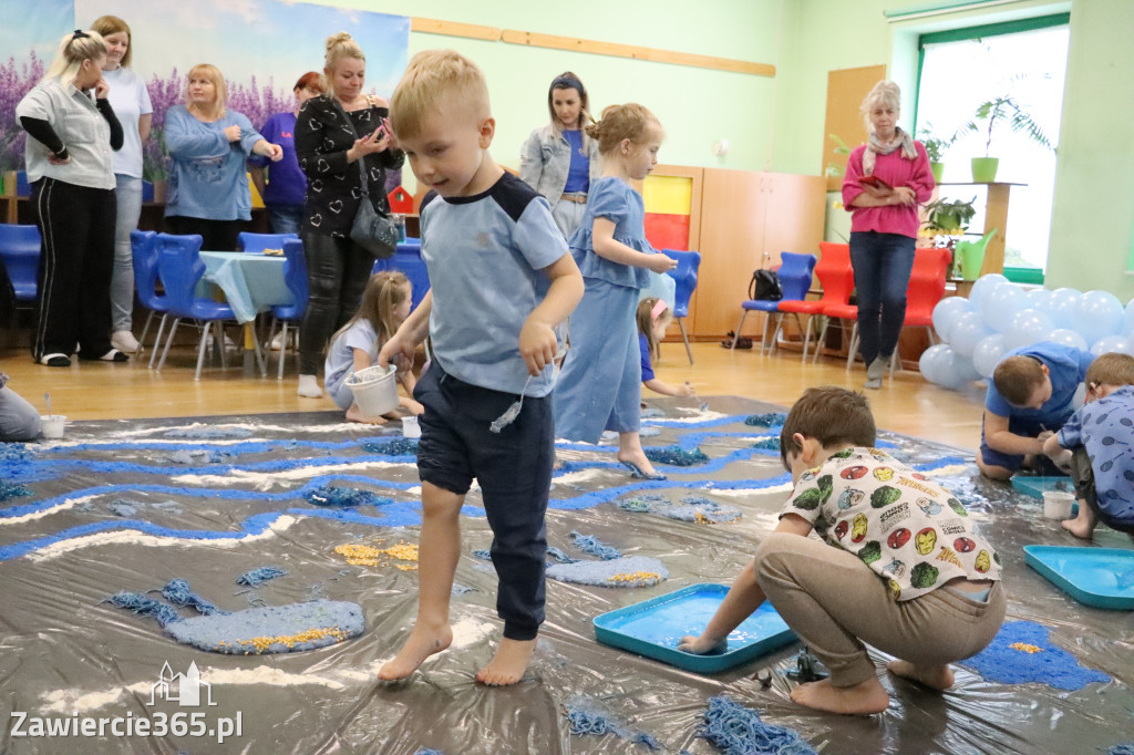 Fotorelacja: SENSOPLASTYKA NA NIEBIESKO w Przedszkolu Integracyjnym nr 3 w Zawierciu
