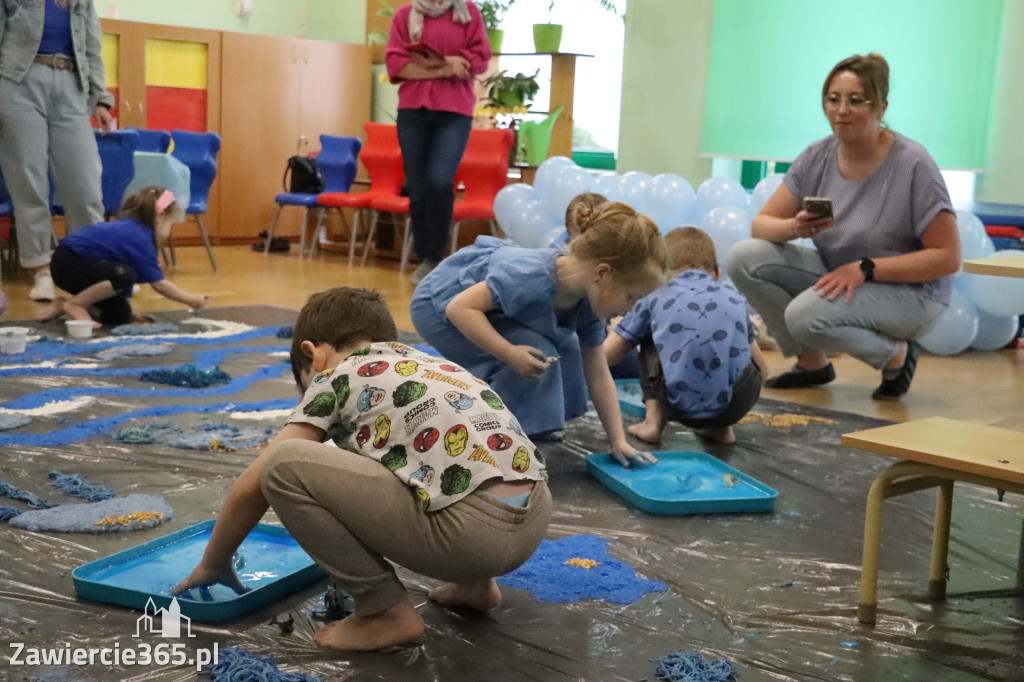 Fotorelacja: SENSOPLASTYKA NA NIEBIESKO w Przedszkolu Integracyjnym nr 3 w Zawierciu