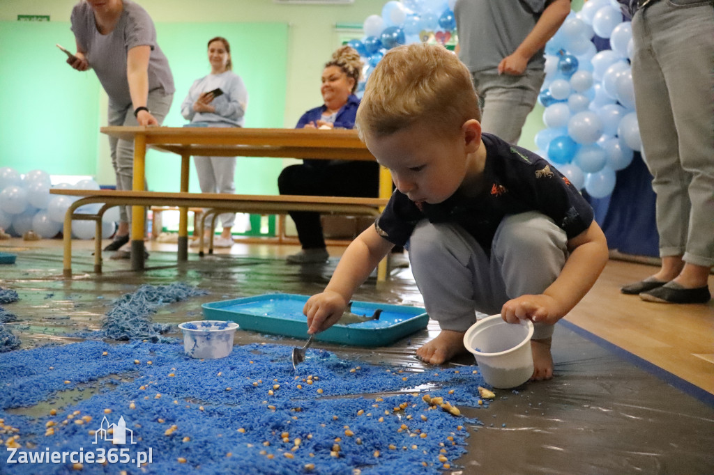 Fotorelacja: SENSOPLASTYKA NA NIEBIESKO w Przedszkolu Integracyjnym nr 3 w Zawierciu