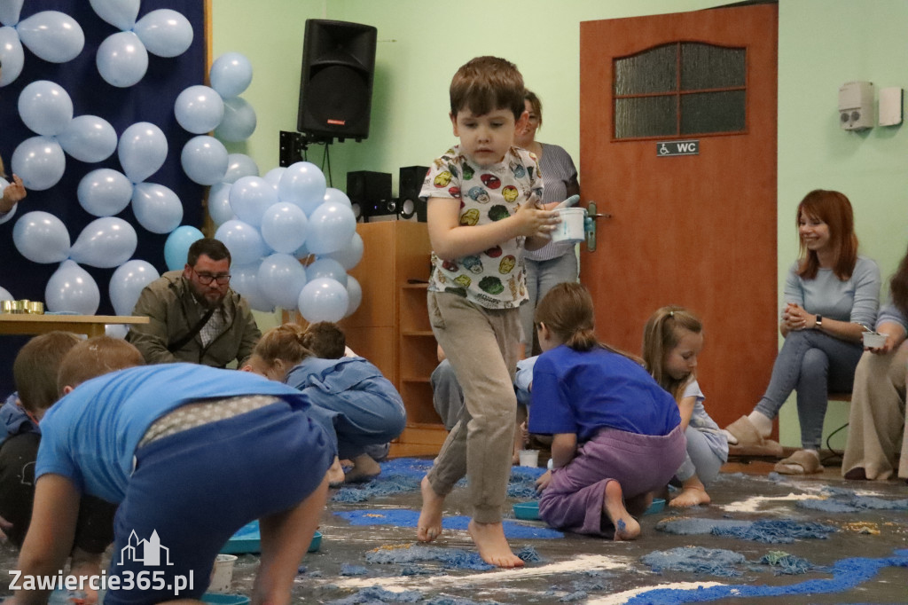 Fotorelacja: SENSOPLASTYKA NA NIEBIESKO w Przedszkolu Integracyjnym nr 3 w Zawierciu