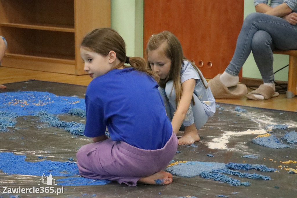 Fotorelacja: SENSOPLASTYKA NA NIEBIESKO w Przedszkolu Integracyjnym nr 3 w Zawierciu