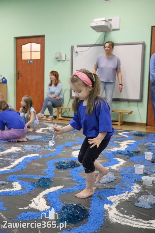 Fotorelacja: SENSOPLASTYKA NA NIEBIESKO w Przedszkolu Integracyjnym nr 3 w Zawierciu