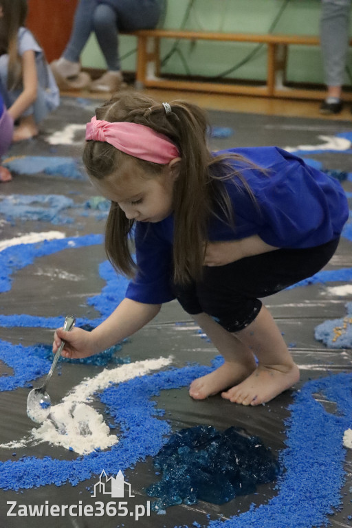 Fotorelacja: SENSOPLASTYKA NA NIEBIESKO w Przedszkolu Integracyjnym nr 3 w Zawierciu